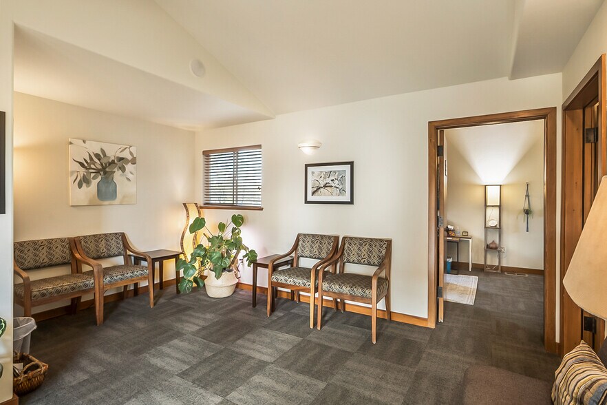 More Photos Of 336 NE Norton Ave, Bend Office For Sale