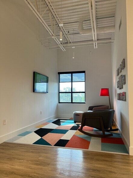 More Photos Of 10455 Riverside Dr, Palm Beach Gardens Flex For Lease