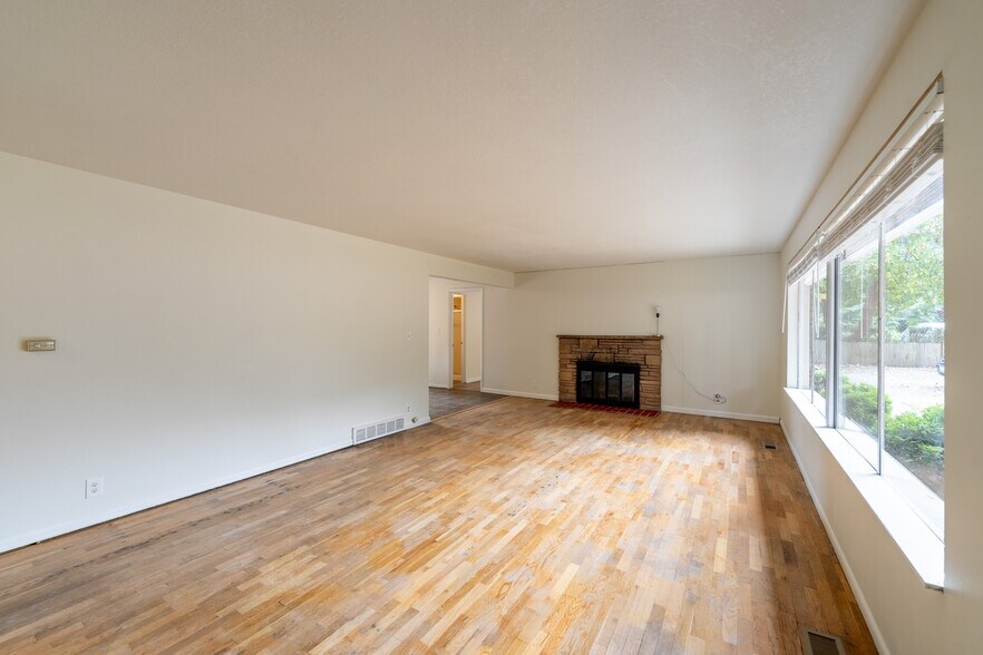 More Photos Of 20318 19th Ave NE, Shoreline Specialty For Sale