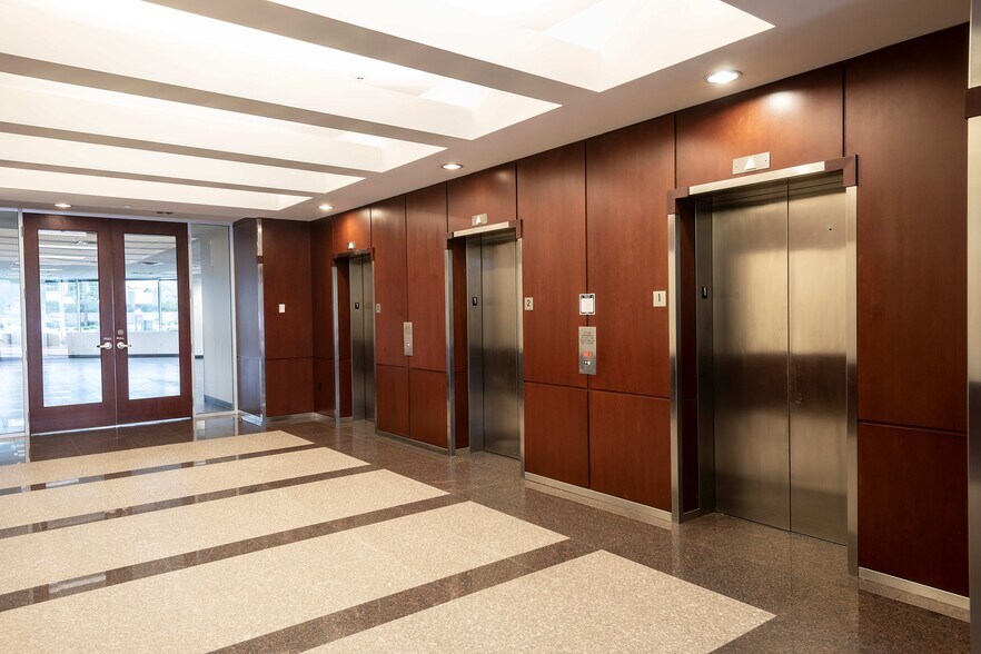 More Photos Of 444 N 44th St, Phoenix Office For Sale