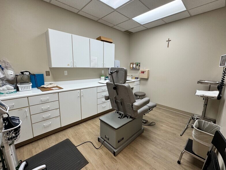 More Photos Of 3322 W Willow Knolls Rd, Peoria Office For Sale