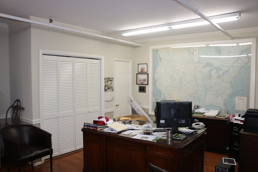 More Photos Of 2415 Lusk St, Guntersville Warehouse For Lease