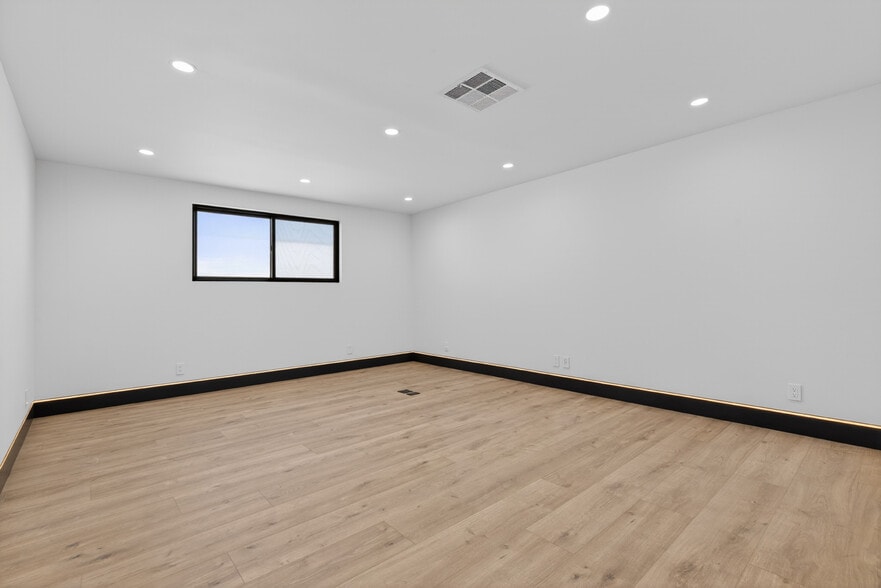 More Photos Of 703 S Main St, Burbank Showroom For Sale