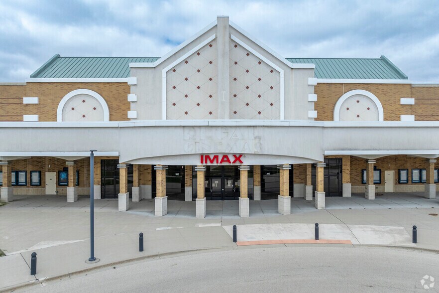 More Photos Of 300 Parkway Dr, Lincolnshire Movie Theatre For Lease