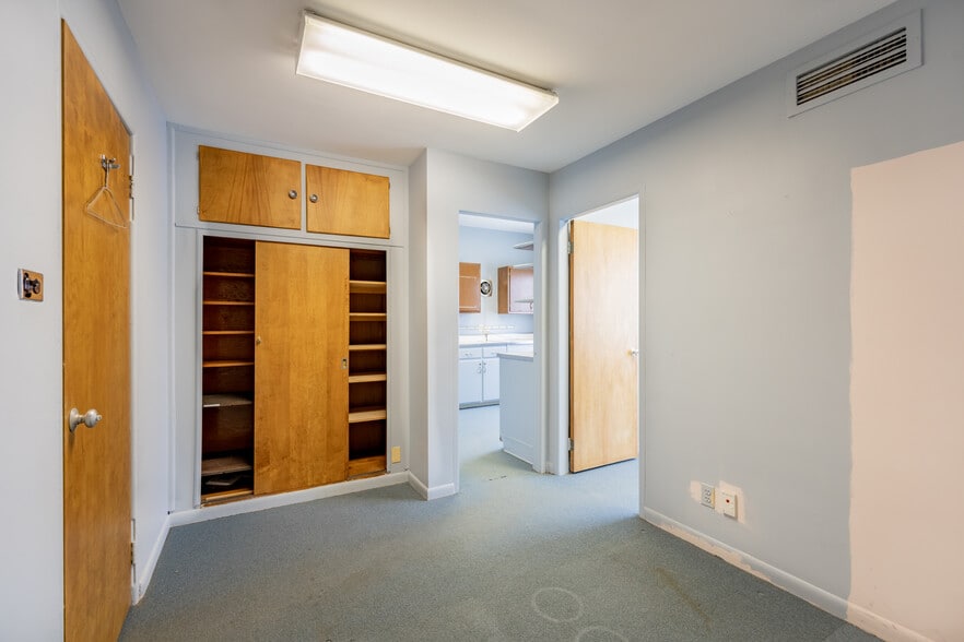 More Photos Of 5355-5365 W Devon Ave, Chicago Storefront For Lease