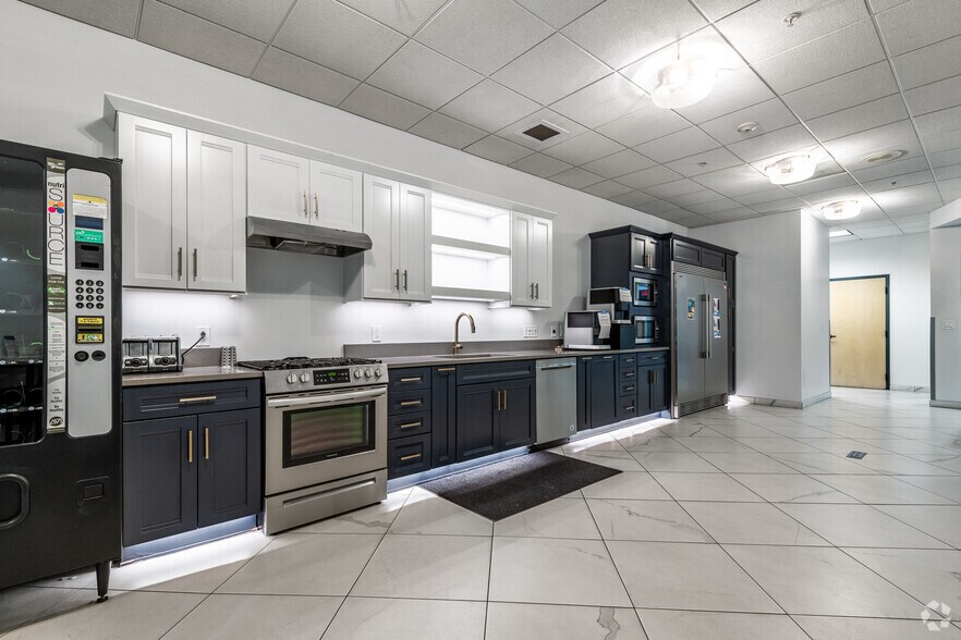 More Photos Of 7711 E Pleasant Valley Rd, Independence Showroom For Sale