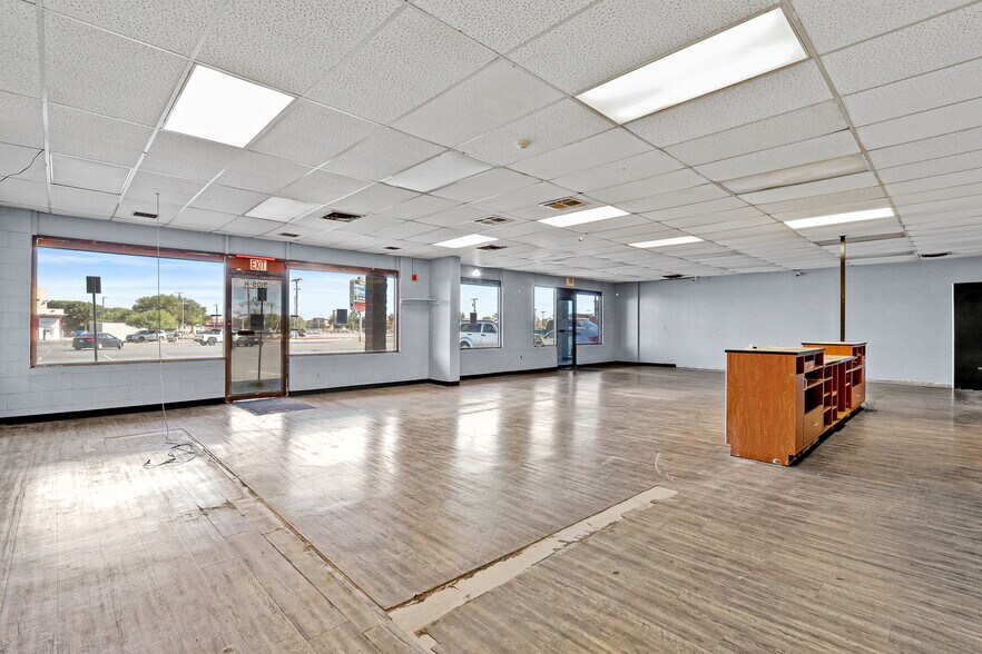 More Photos Of 9109 Dyer St, El Paso Storefront For Lease