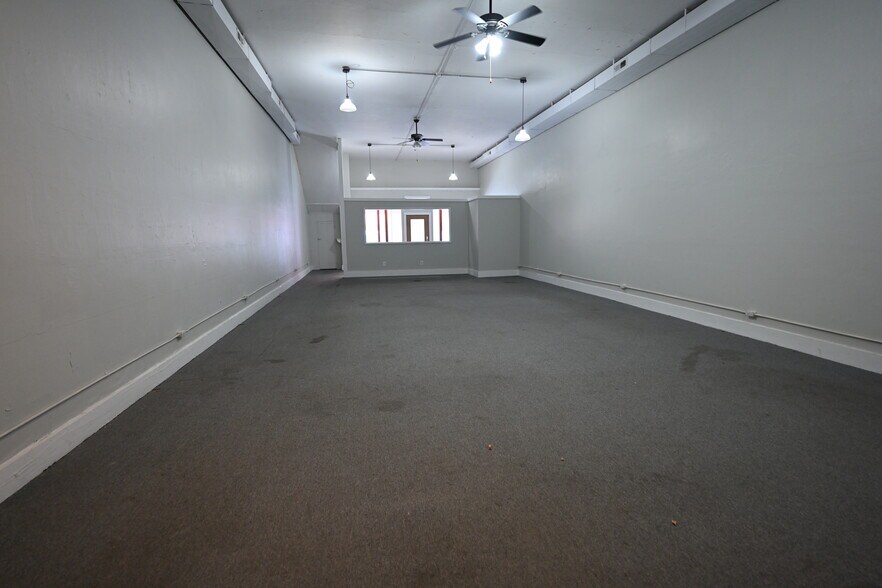 More Photos Of 111 N Market St, Winamac Showroom For Sale