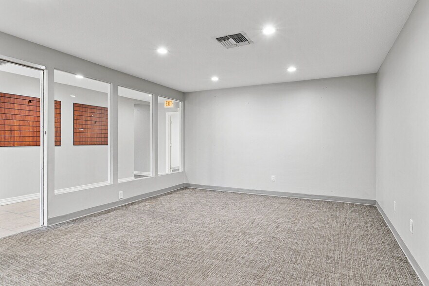 More Photos Of 7604 Baker Blvd, Richland Hills Freestanding For Lease