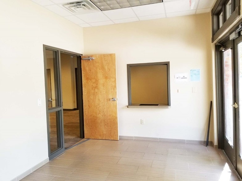 More Photos Of 2142 -2160 W Chesterfield Blvd, Springfield Storefront Retail Office For Lease