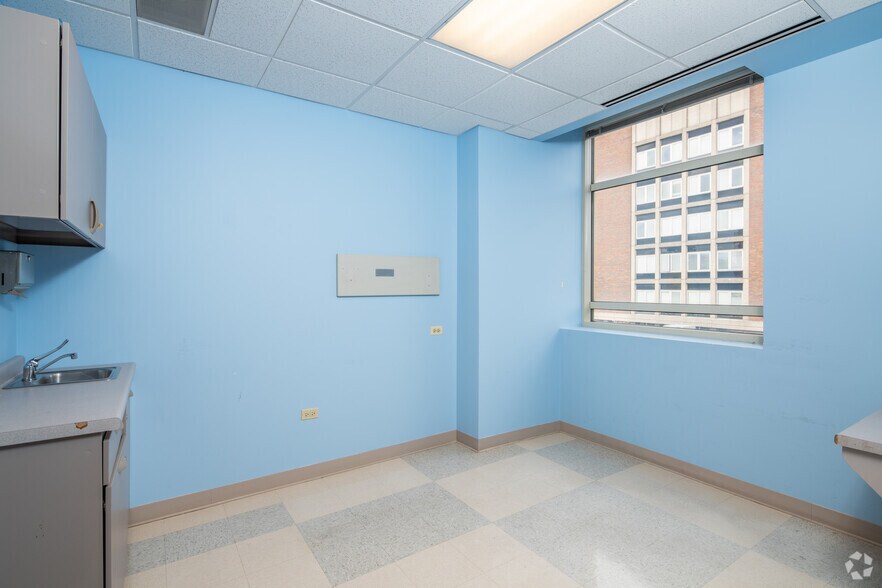 More Photos Of 610 S Maple Ave, Oak Park Office For Sale