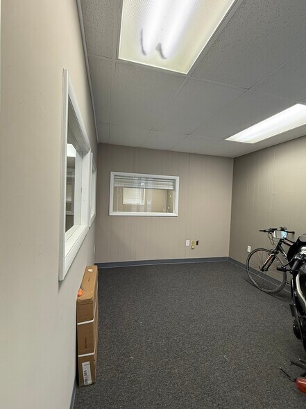 More Photos Of 3911 N Oak Tfwy, Kansas City Office For Sale