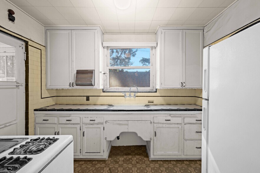 More Photos Of 2106 Valentine St, Los Angeles Apartments For Sale