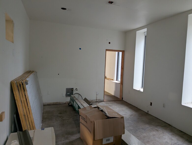 More Photos Of 237 River Rd, Uxbridge Warehouse For Lease