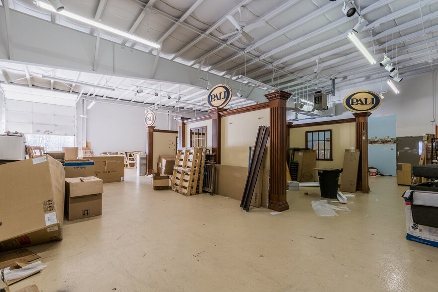 More Photos Of 969-979 Meriden Waterbury Tpke, Plantsville Freestanding For Lease