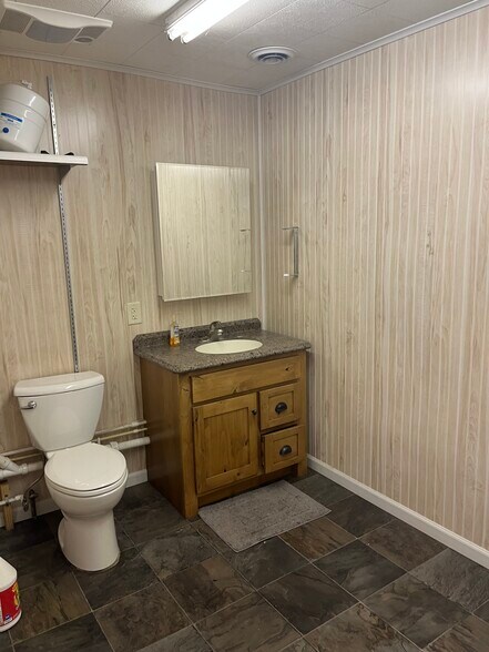 More Photos Of 204-206 E 3rd St, Brookston Showroom For Lease