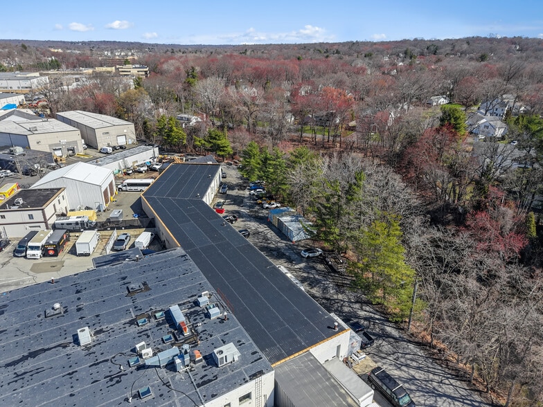More Photos Of 55 Poplar St, Stamford Light Distribution For Sale