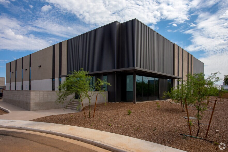 Primary Photo Of 1402 W Victory Ln, Phoenix Warehouse For Lease