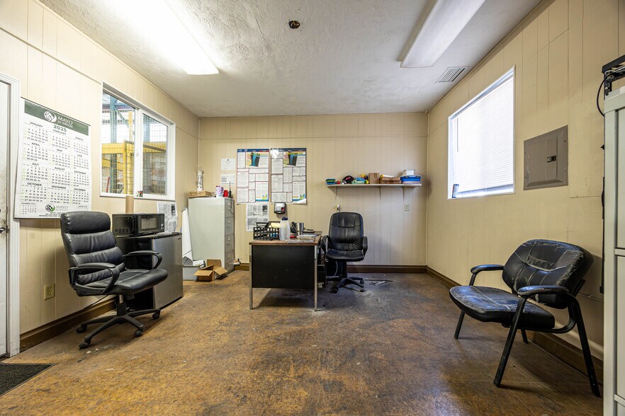 More Photos Of 3710-3719 E Us-90, Lake City Manufacturing For Lease