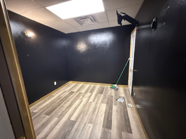 More Photos Of 2230 Pine Ave, Niagara Falls Office For Lease