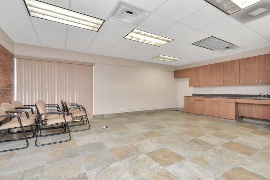 More Photos Of 1500 W Highway 6, Alvin Truck Terminal For Lease