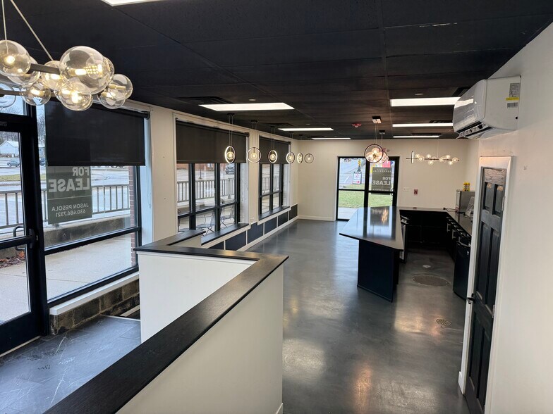 More Photos Of 109 S Bridge St, Yorkville Storefront Retail Residential For Lease