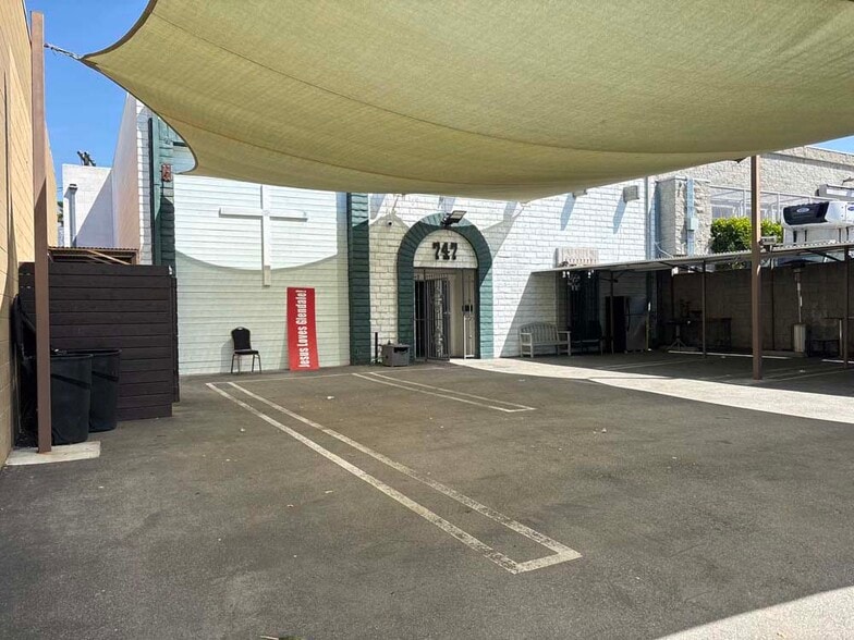 More Photos Of 747 Milford St, Glendale Warehouse For Lease