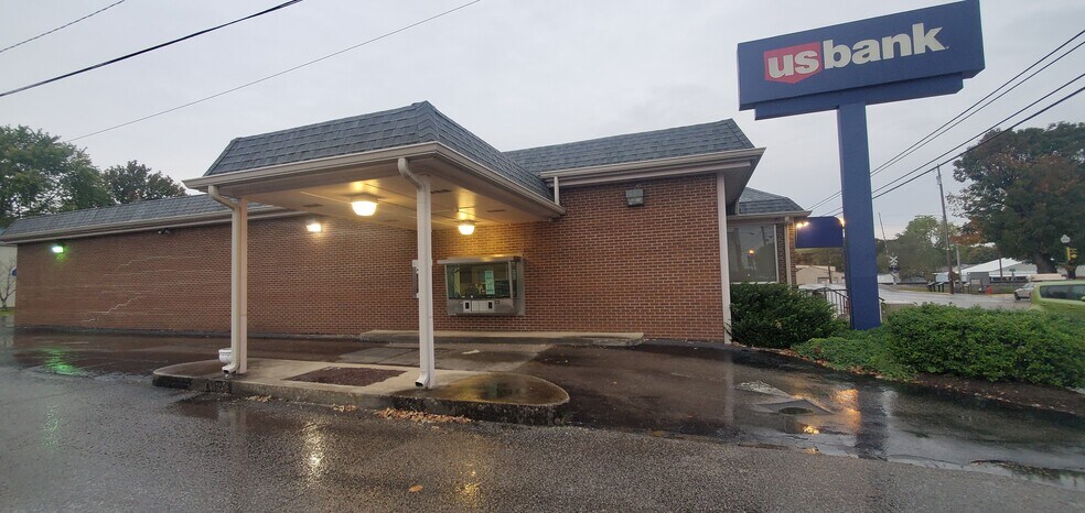 More Photos Of 104 Broadway St, Cave City Bank For Lease