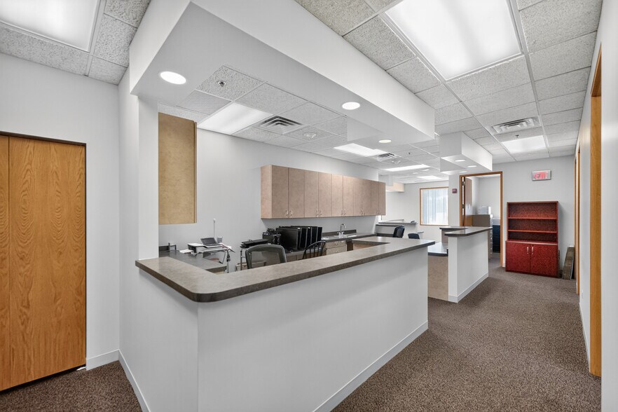 More Photos Of 290 Springfield Dr, Bloomingdale Medical For Lease