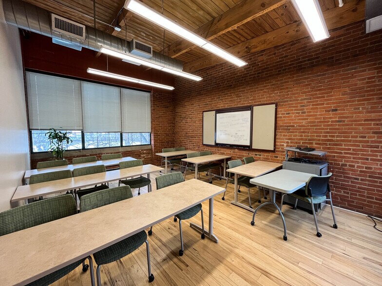 More Photos Of 1457 E 40th St, Cleveland Showroom For Lease