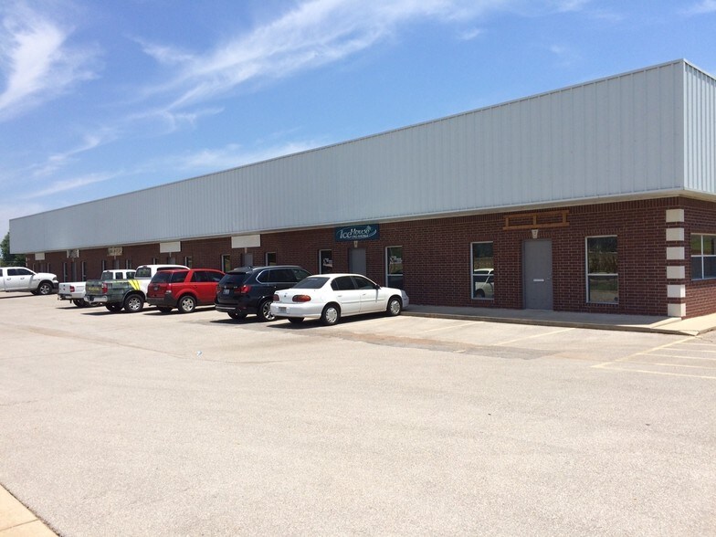 More Photos Of 2350 S Midwest Blvd, Oklahoma City Light Manufacturing For Lease