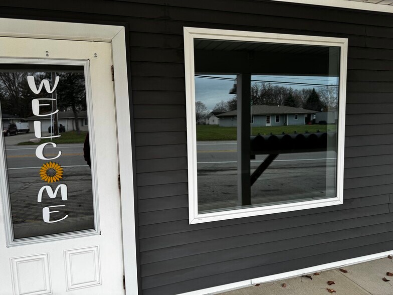 More Photos Of 1308 S Randolph St, Garrett Freestanding For Lease