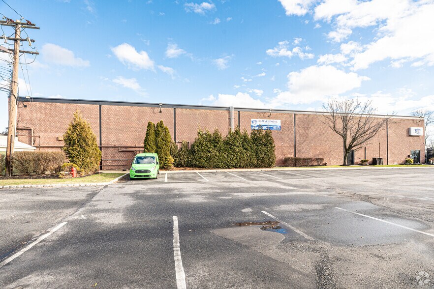 More Photos Of 565 Broadhollow Rd, Farmingdale Warehouse For Lease