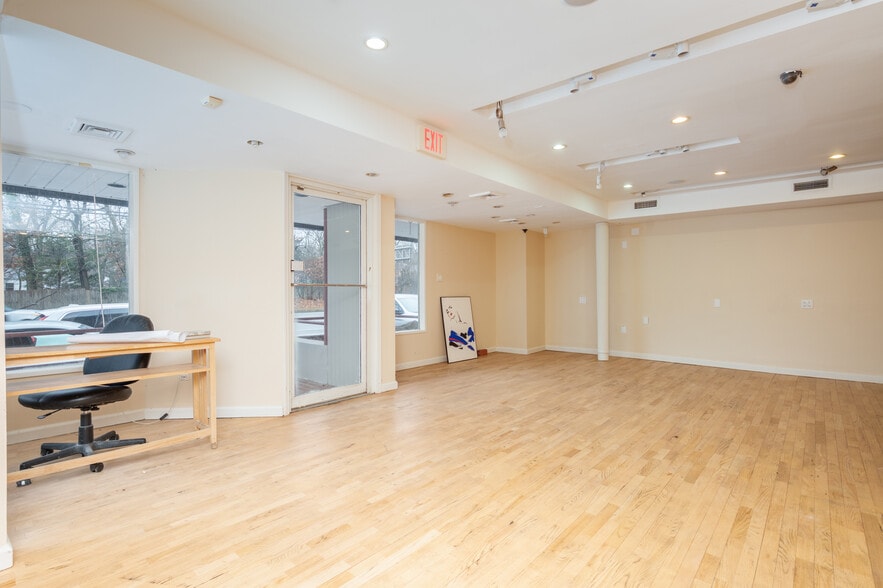 More Photos Of 62 Glen Cove Rd, Roslyn Heights Storefront Retail Office For Lease