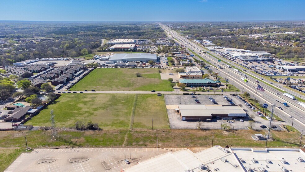 More Photos Of 940 N I-35 E, Lancaster Auto Dealership For Lease