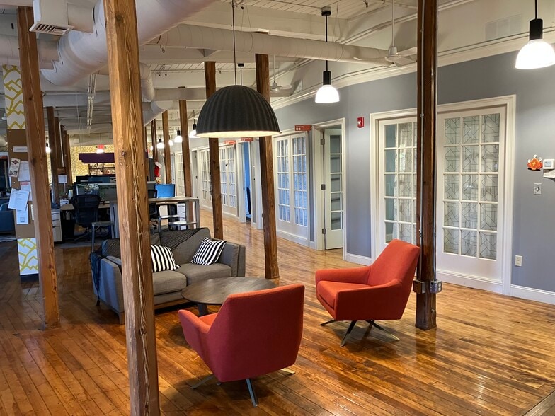 More Photos Of 296 Nonotuck St, Northampton Warehouse For Lease