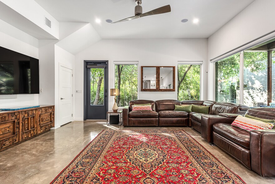 More Photos Of 4798 Iberia Ave, Dallas Office For Sale