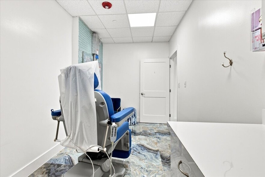 More Photos Of 2920-2950 NE 207th St, Aventura Unknown For Lease