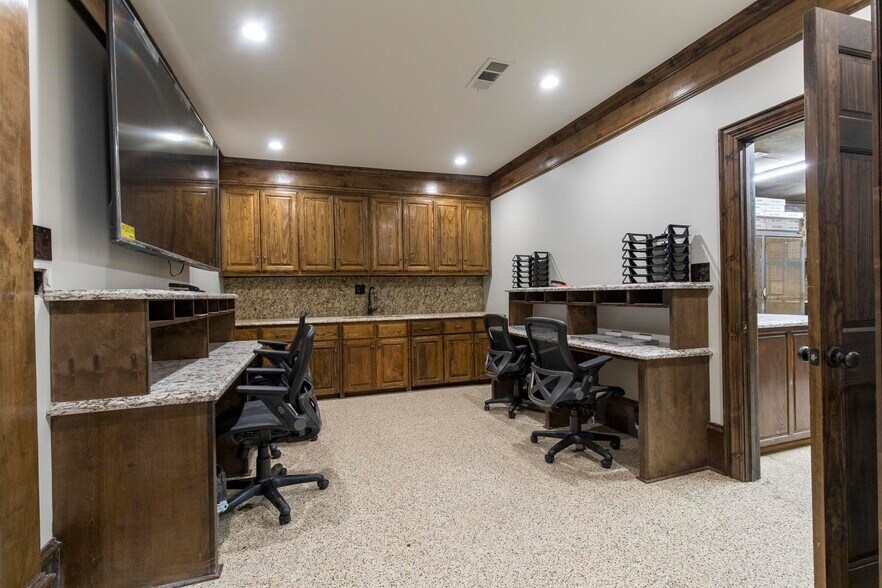 More Photos Of 636 W Tarrant Rd, Grand Prairie General Retail For Sale