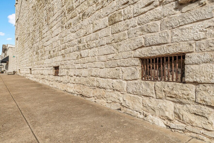 More Photos Of 104 E College St, Stephenville General Retail For Sale