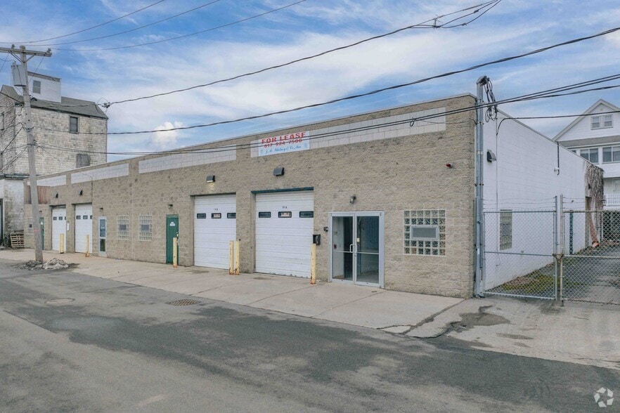 Primary Photo Of 19 Calvin Rd, Watertown Manufacturing For Lease
