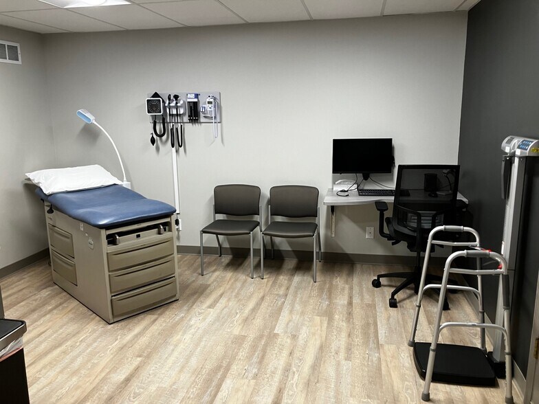 More Photos Of 1305 Chestnut St, West Bend Medical For Lease