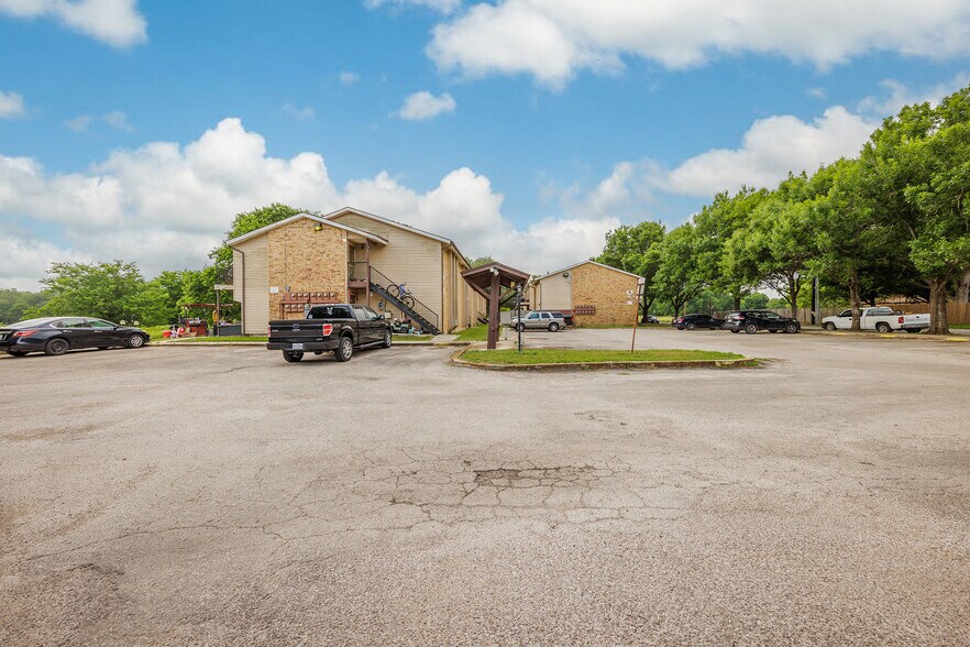 More Photos Of 700 N Medina St, Lockhart Apartments For Sale