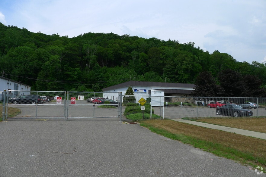 More Photos Of 1114 Federal Rd, Brookfield Light Manufacturing For Lease