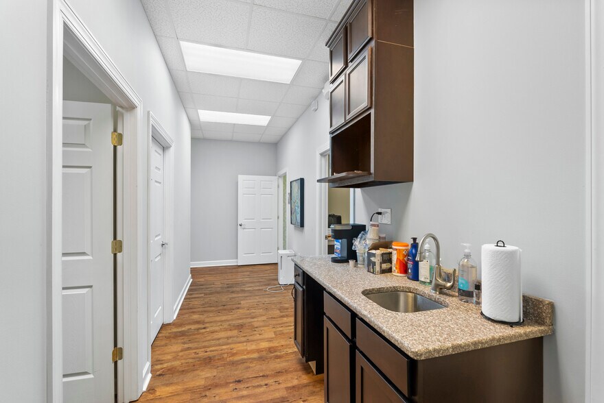 More Photos Of 103-105 Tradewynd Dr, Lynchburg Medical For Sale