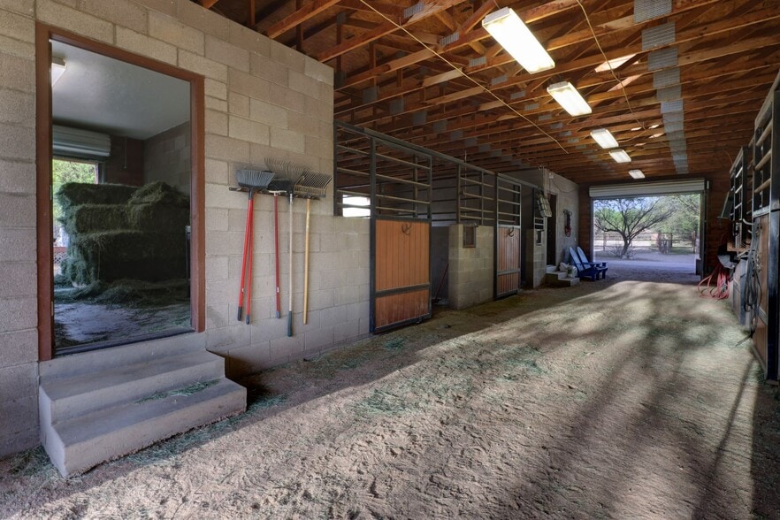 More Photos Of 13105 E Placita Las Avenas, Tucson Horse Stables For Sale
