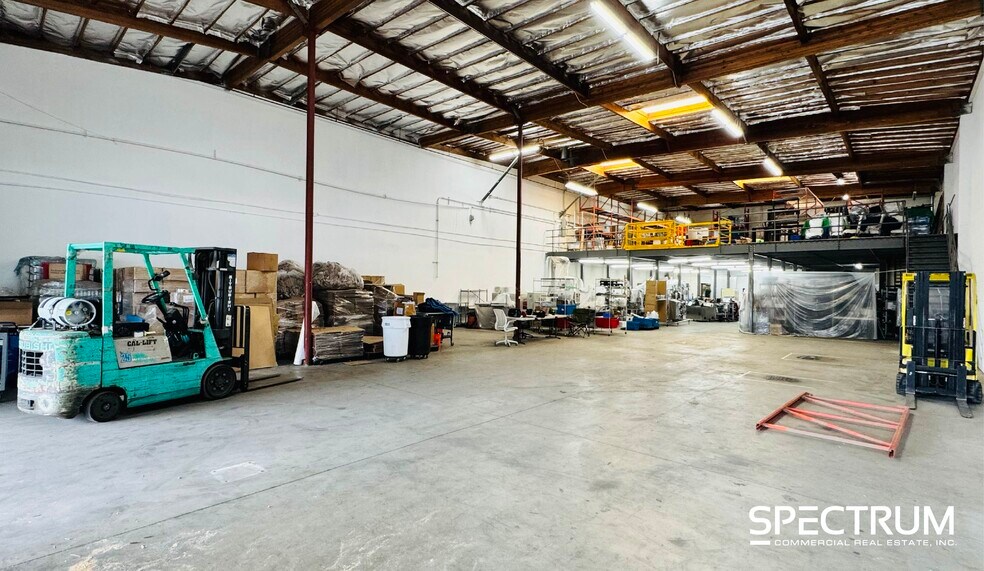 More Photos Of 15927-15929 Arminta St, Van Nuys Manufacturing For Lease