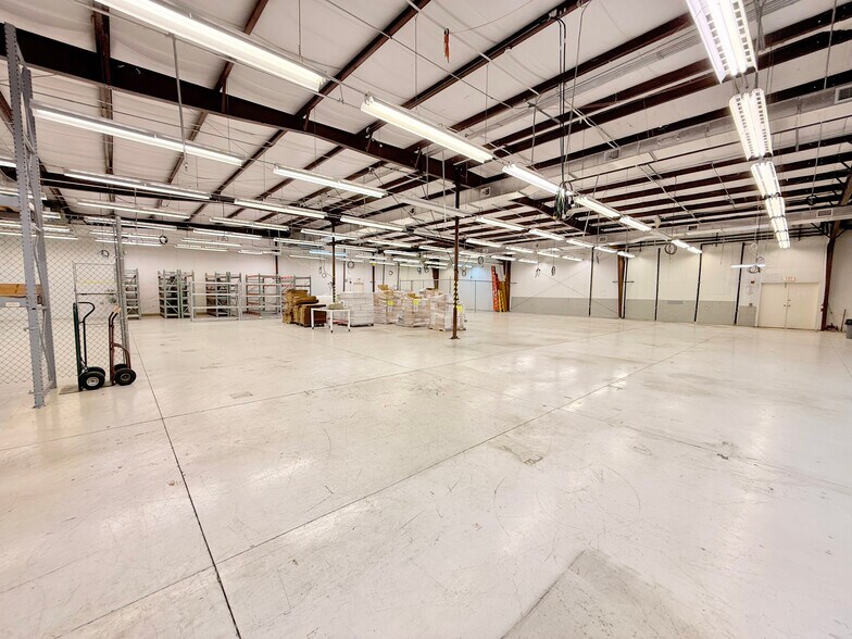 More Photos Of 2529 Commerce Pky, North Port Warehouse For Lease