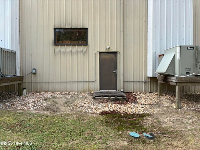 More Photos Of 8739 Caratoke Hwy, Harbinger General Retail For Sale