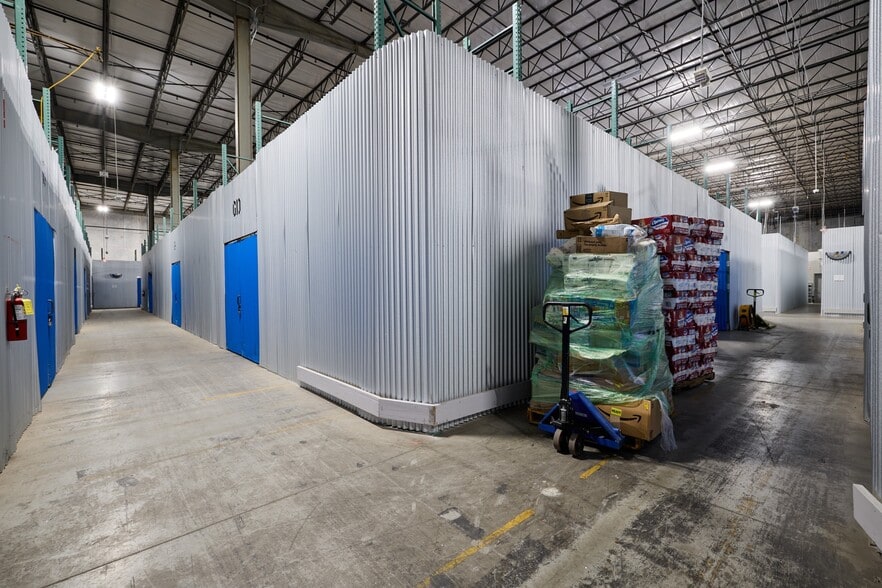 More Photos Of 2507 Investors Row, Orlando Distribution For Lease